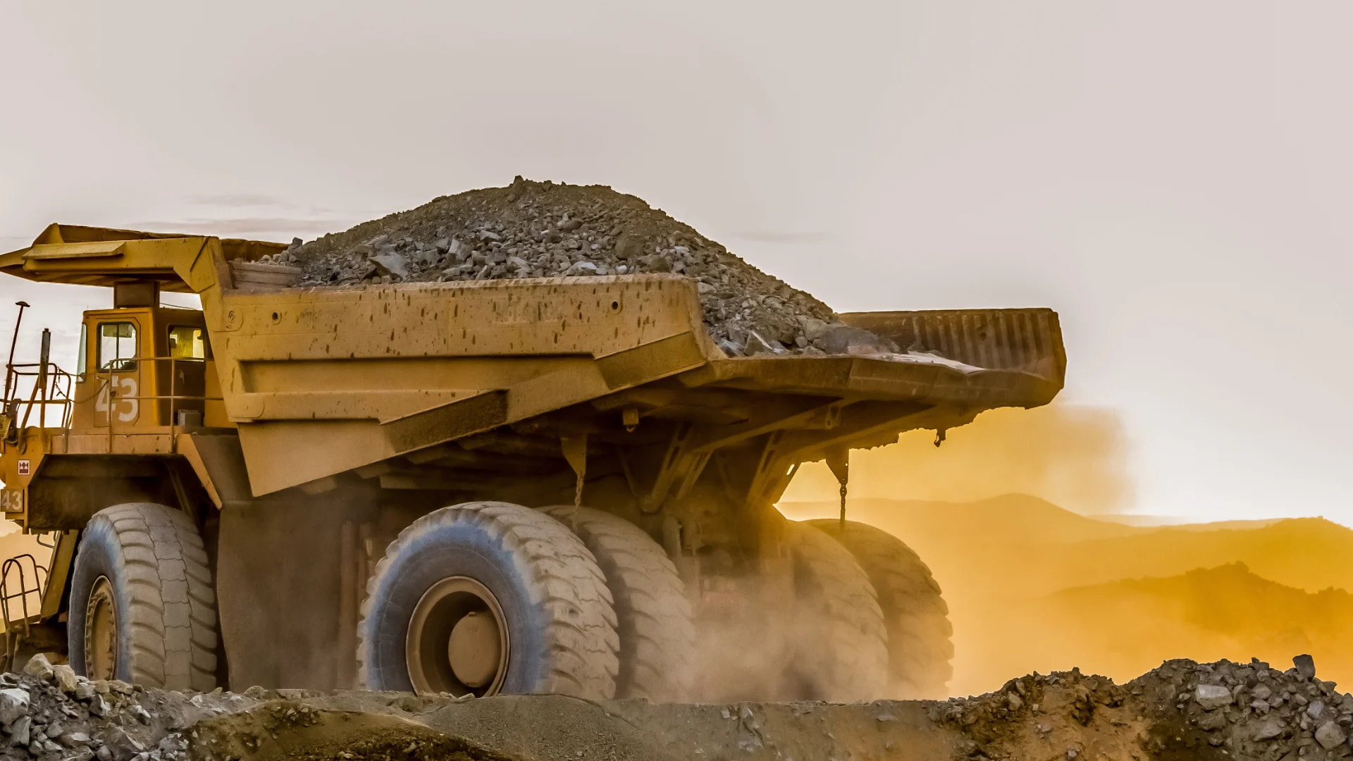 Conectividad Subterránea: Por qué los Conectores de Neopreno son el Estándar en la Minería Moderna